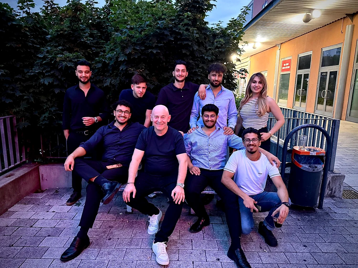 Semih Koç mit seinem Team bei einem gemeinsamen Abend