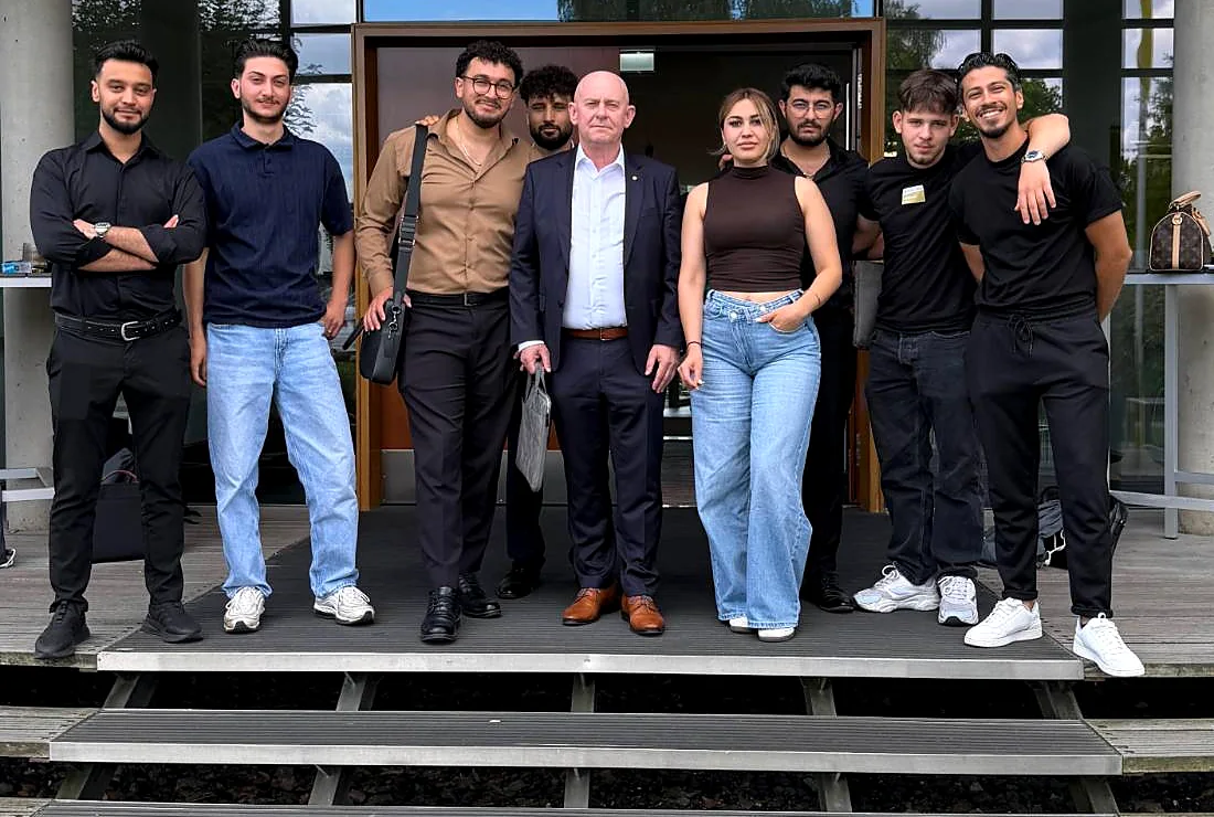 Semih Koç mit seinem Team vor einem Bürogebäude